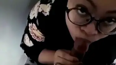 Bokep Indo Pacar Berjilbab Nyepong Di Toilet Mall